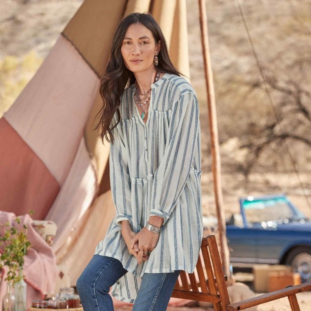 Sundance white with blue stripes high/low tunic blouse.